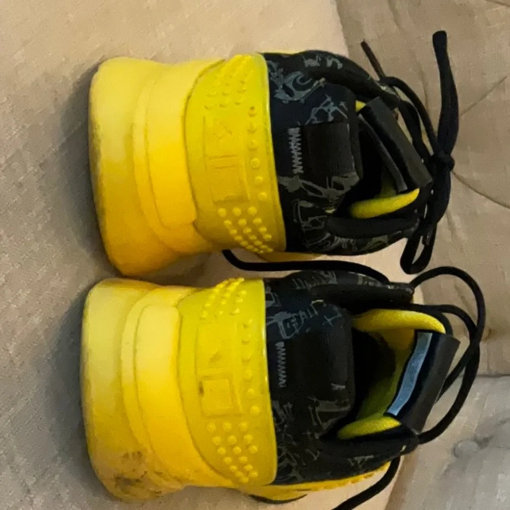 Adidas, size 6.5, black & yellow - Picture 4 of 8
